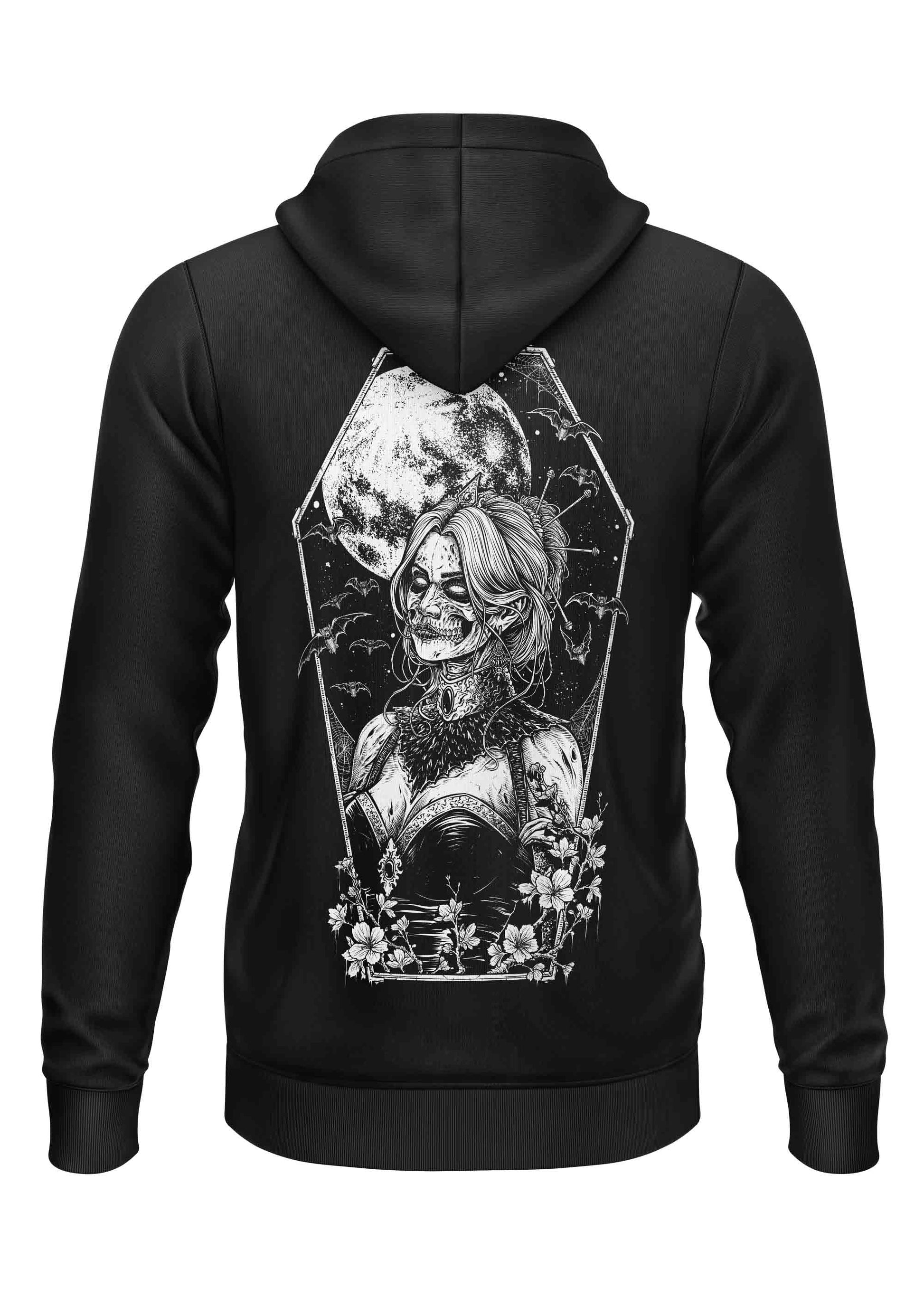 Schwarzer Kapuzenpullover mit einer weiß-grauen Illustration einer zombieartigen Frau in einem Sarg, umgeben von Fledermäusen, einem Vollmond und Blumen.