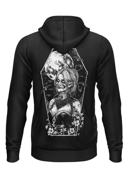 Schwarzer Kapuzenpullover mit einer weiß-grauen Illustration einer zombieartigen Frau in einem Sarg, umgeben von Fledermäusen, einem Vollmond und Blumen.