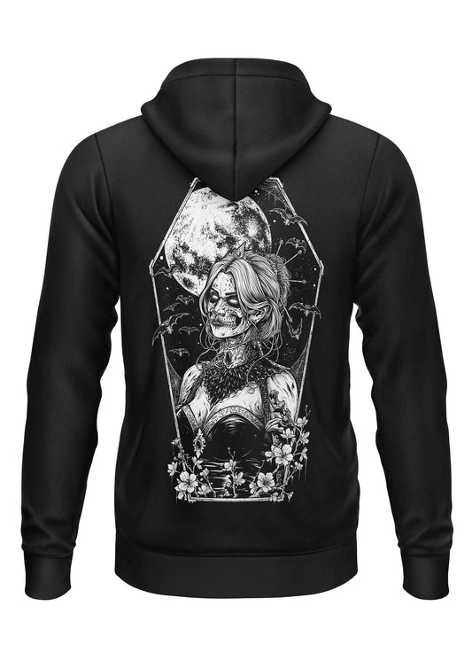 Schwarzer Kapuzenpullover mit einer weiß-grauen Illustration einer zombieartigen Frau in einem Sarg, umgeben von Fledermäusen, einem Vollmond und Blumen.