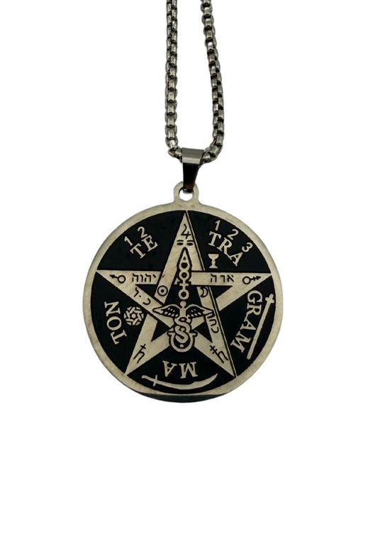 Silberfarbener Pentagramm-Anhänger mit schwarzem Hintergrund, mit verschiedenen Symbolen und Texten, an einer Kastenkette.