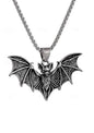 Silberfarbene Fledermaus-Anhänger-Halskette mit verschlungenen Flügeldetails.